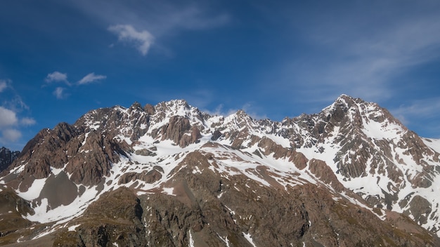 Paisaje invernal de la cordillera de nieve