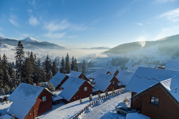Paisaje invernal en la estación de esquí de las montañas de Bukovel, casas, hoteles, tiendas y carreteras en Bukovel