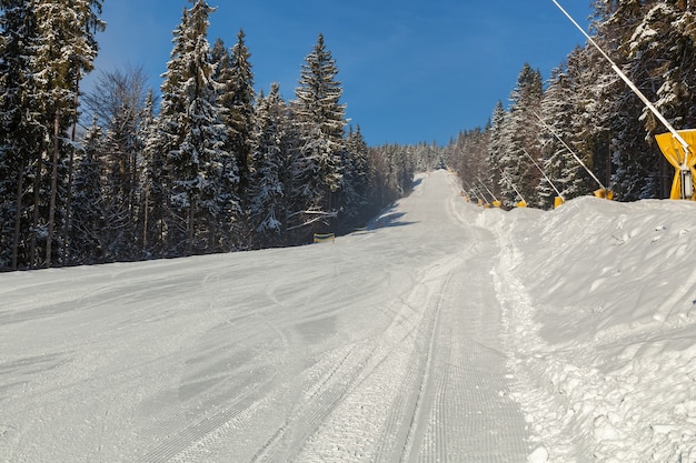 Paisaje invernal en la estación de esquí de las montañas de Bukovel