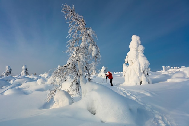 Paisaje invernal extremadamente frío con un fotógrafo hombre hermosa naturaleza del norte
