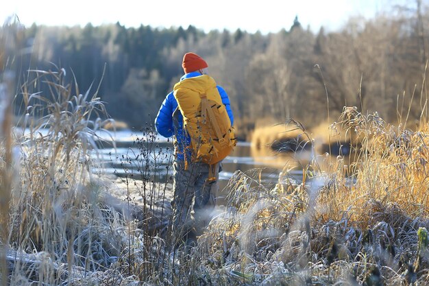 paisaje invernal hombre con mochila / paisaje natural un hombre en una caminata con equipo en clima nevado en Canadá