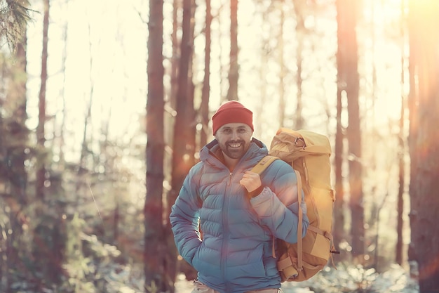 paisaje invernal hombre con mochila / paisaje natural un hombre en una caminata con equipo en clima nevado en Canadá