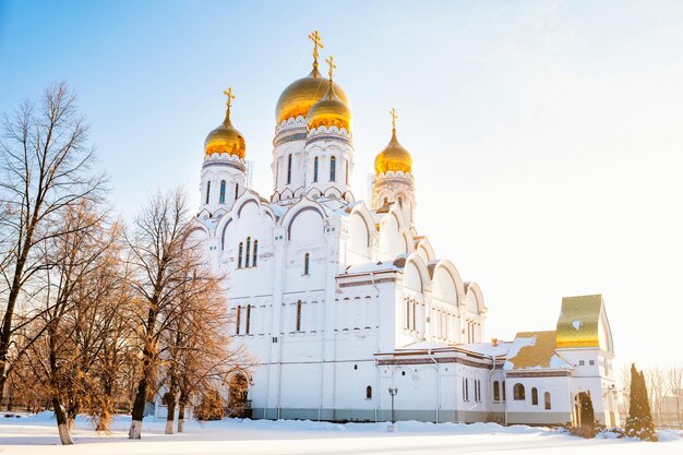 Paisaje invernal con una iglesia ortodoxa con cúpulas doradas en un soleado día de invierno Togliatti Rusia