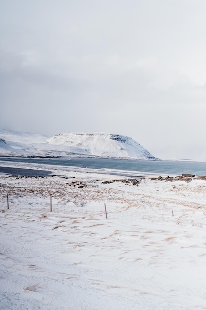Paisaje invernal de Islandia Recorriendo el Anillo de Oro en Islandia en coche Invierno cuando el suelo y las montañas están cubiertas de nieve