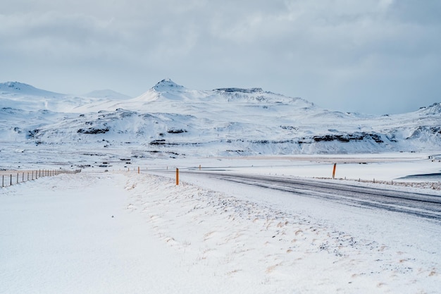 Paisaje invernal de Islandia Recorriendo el Anillo de Oro en Islandia en coche Invierno cuando el suelo y las montañas están cubiertas de nieve