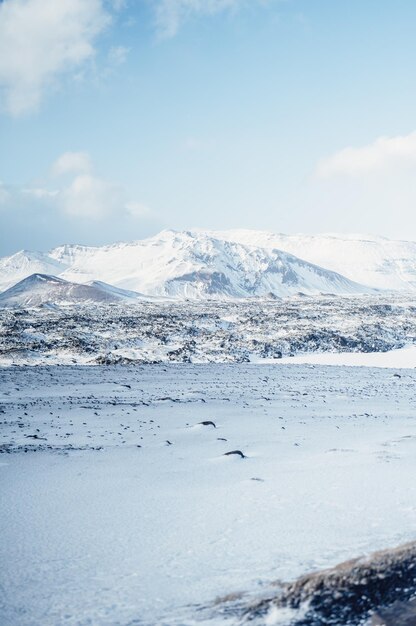 Paisaje invernal de Islandia Viajando a lo largo del Anillo de Oro en Islandia en coche Invierno cuando el suelo y las montañas están cubiertos de nieve Carretera invernal