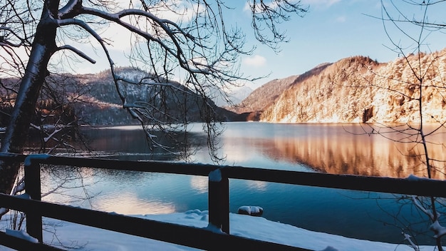 Paisaje invernal del lago alpino en Alemania luz del sol y sombras nocturnas