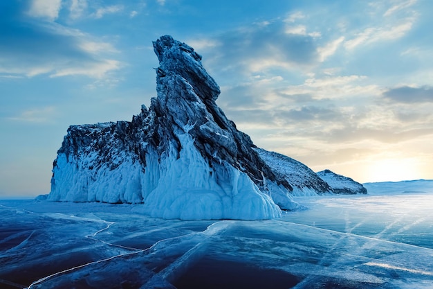 Paisaje invernal en el lago Baikal Amanecer contra el telón de fondo de una enorme roca