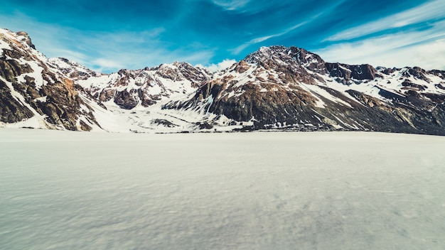 Paisaje invernal de montaña nevada