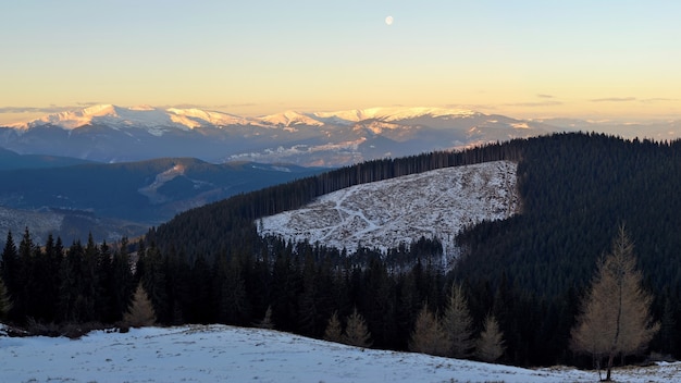 Paisaje invernal en las montañas de los Cárpatos