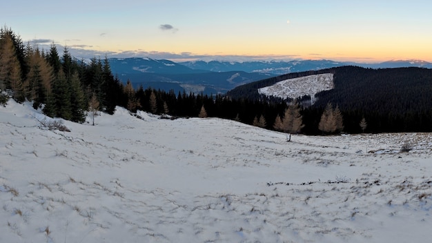 Paisaje invernal en las montañas de los Cárpatos