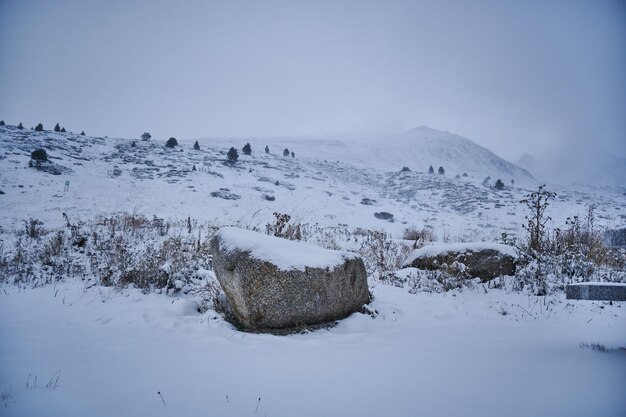 Paisaje invernal con montañas nubladas cubiertas de nieve en Andorra