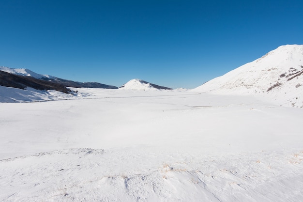 Foto paisaje invernal con nieve. campo felice, italia