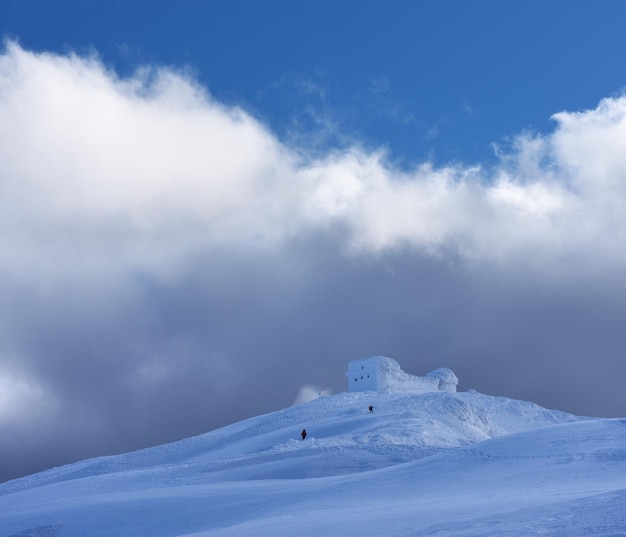 Paisaje invernal con el observatorio en las montañas.