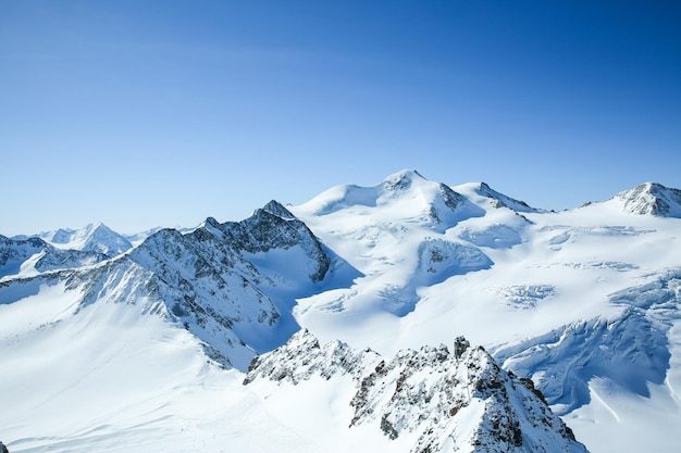 Paisaje invernal Panorama de la estación de esquí con pistas de esquí Alpes Austria Pitztaler Gletscher Wildspitzbahn