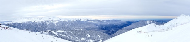 Paisaje invernal panorámico el complejo alpino rosa khutor cerca de krasnaya polyana fondo panorámico