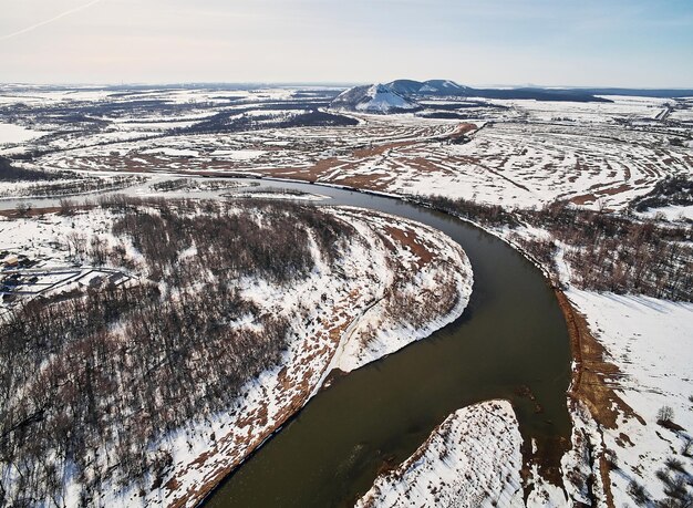 Paisaje invernal con río brumoso al amanecer Clima muy frío