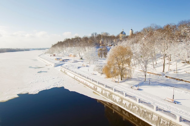 Paisaje invernal El río y la ciudad cubiertos de nieve.