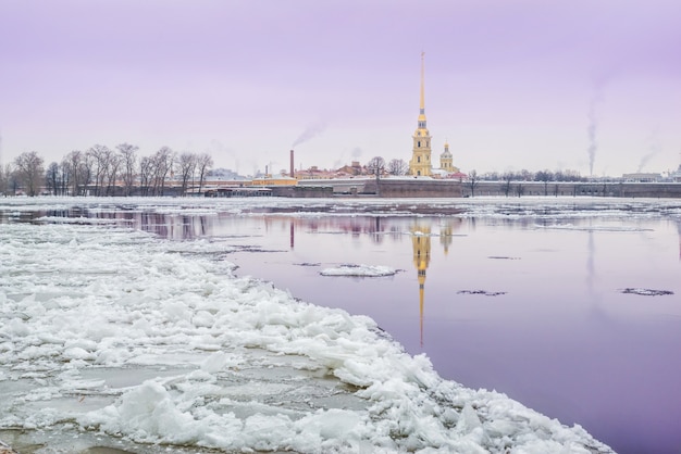 Paisaje invernal del río Neva con vistas a la Fortaleza de San Pedro y San Pablo en San Petersburgo