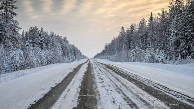 Paisaje invernal en la zona de la finca de los Stroganov, Usolye, Territorio de Perm, Rusia.