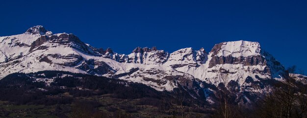 Paisaje de invierno en los alpes franceses