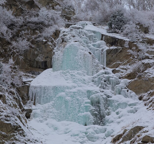 paisaje de invierno con cascada congelada