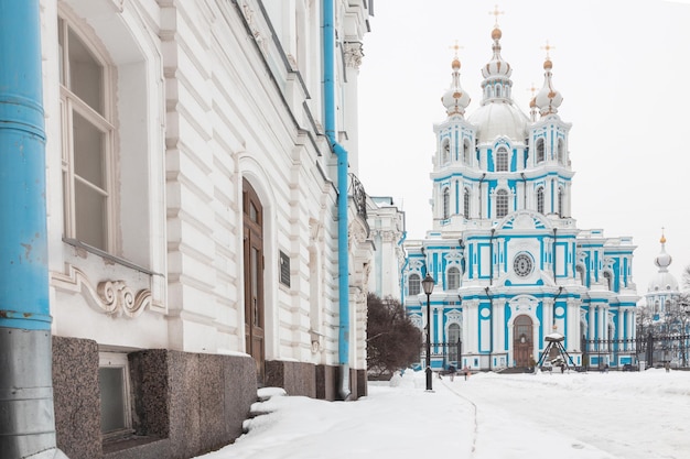 Paisaje de invierno con la catedral ortodoxa rusa rodeada de edificios San Petersburgo Rusia