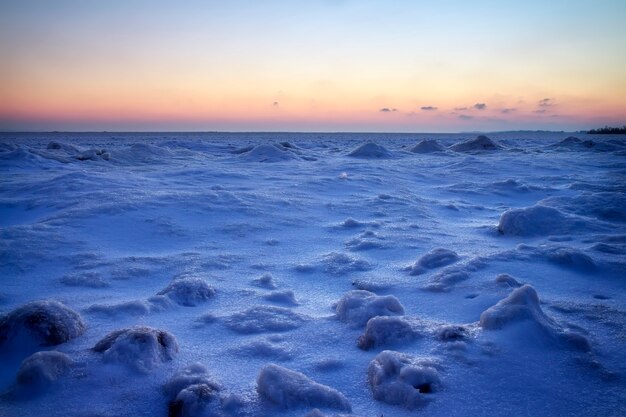 Paisaje de invierno con cielo al atardecer. Composición de la naturaleza.