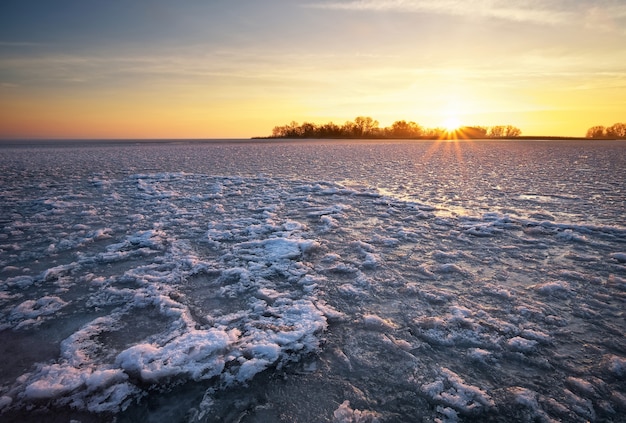 Paisaje de invierno con cielo al atardecer. Composición de la naturaleza.