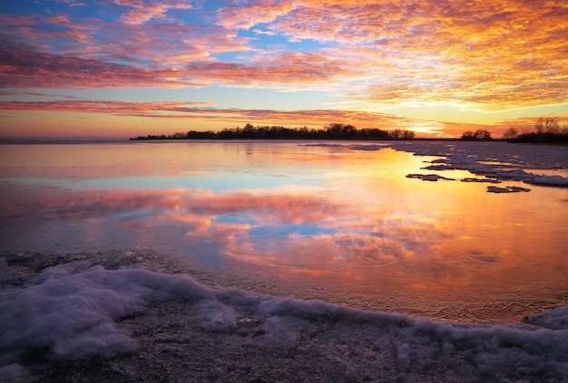 Paisaje de invierno con cielo ardiente al atardecer. Composición de la naturaleza.