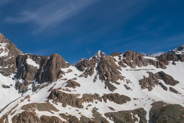 Paisaje de invierno de la cordillera de la nieve y el cielo azul