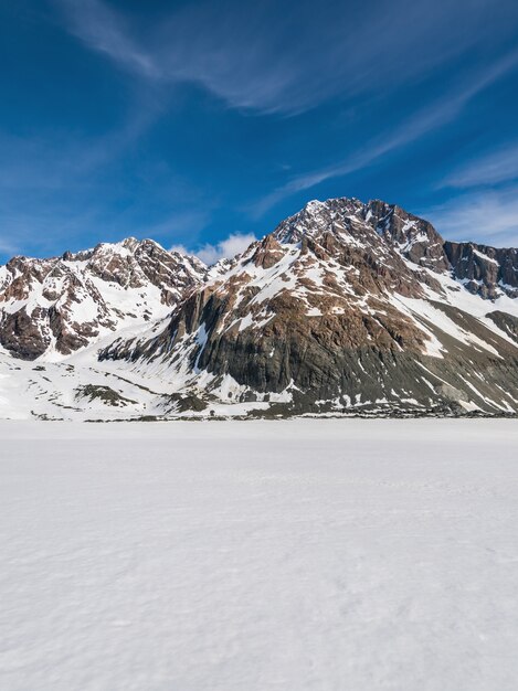 Foto paisaje de invierno de la cordillera de la nieve y el cielo azul