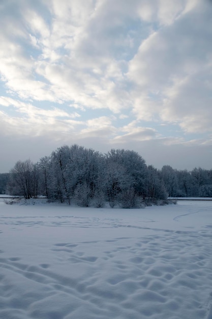 Paisaje de invierno. Hay huellas de personas en la nieve. Vista de las nubes y el cielo azul.