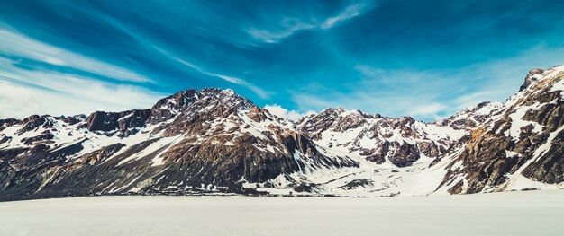 Paisaje de invierno de la montaña de nieve.