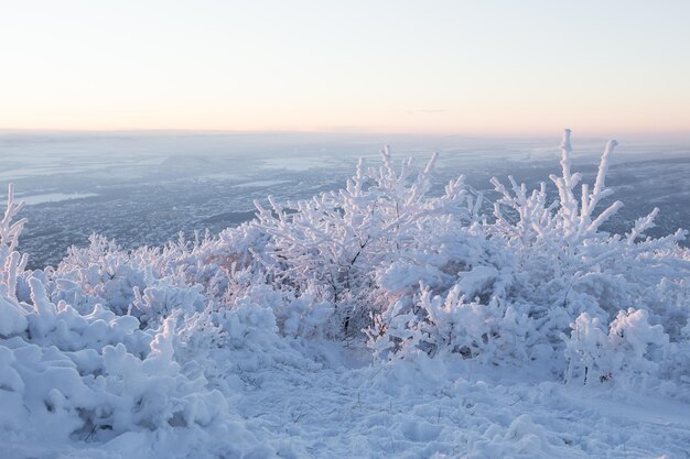 paisaje de invierno. Montañas y ciudad en la nieve. Vista superior.