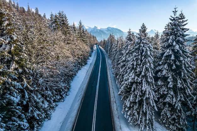 Paisaje de invierno en las montañas Drone View