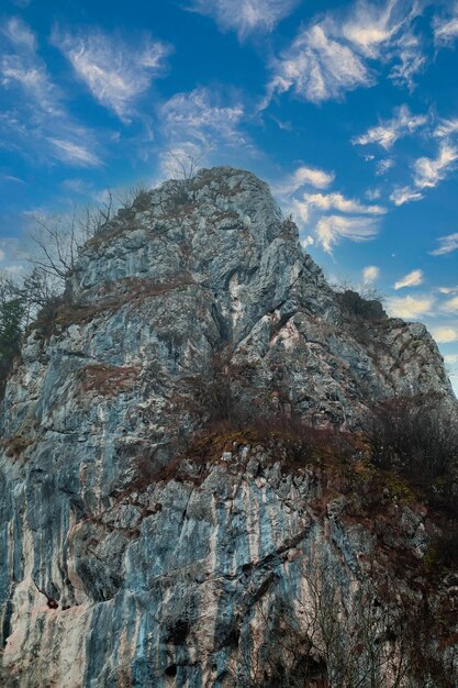 Paisaje de invierno con montañas rumanas