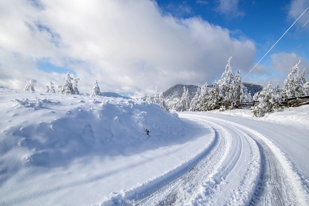 Paisaje de invierno en las montañas