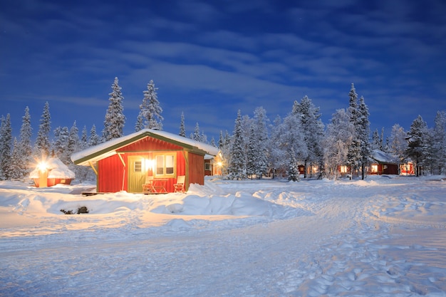Paisaje de invierno en la noche Laponia Suecia