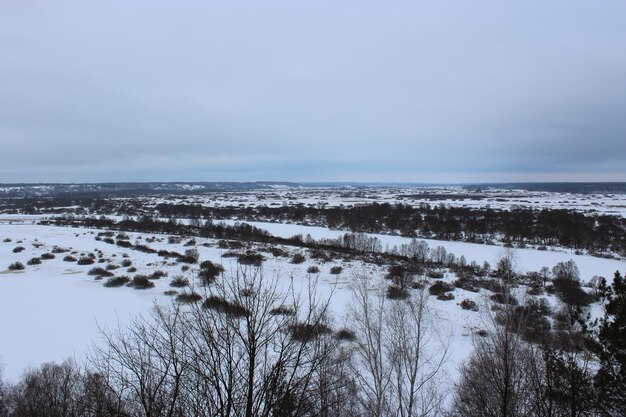 Paisaje de invierno con río congelado y nieve