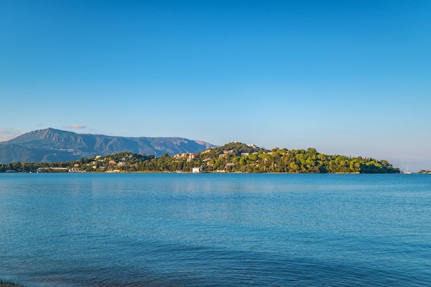 Paisaje de la isla de Corfú con edificios y montañas