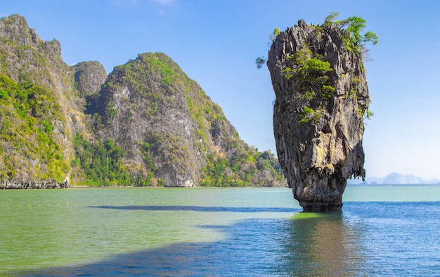 El paisaje de la isla de James Bond para un viajero en la playa tropical de la bahía de Phang Nga Tailandia