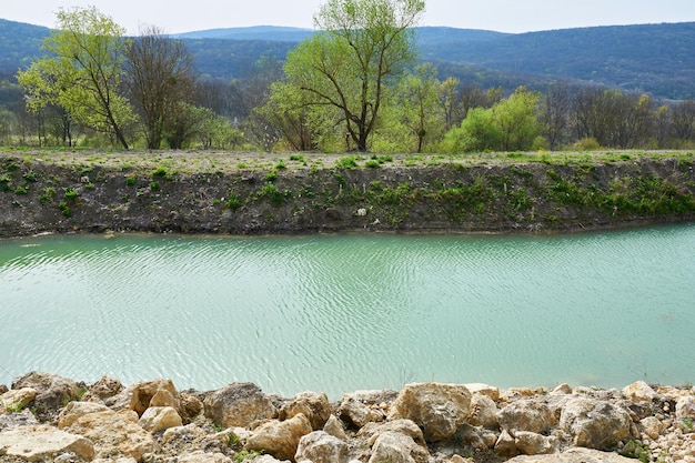 paisaje con isla en el lago