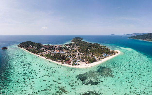 Paisaje de la isla de Lipe con arrecifes de coral en el mar tropical en verano