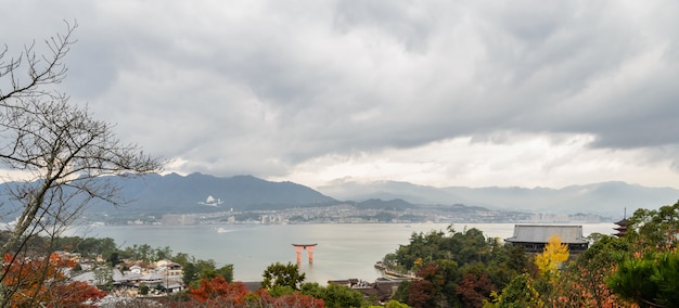 Paisaje de la isla de Miyajima con la puerta Torii del santuario sintoísta de Itsukushima en Hiroshima, Japón