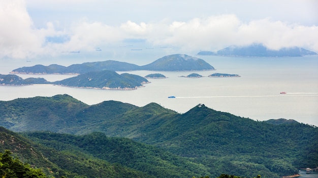 Paisaje de la isla de la naturaleza y la montaña en el océano