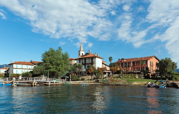 Paisaje de la isla de Pescatori isla de pescadores en el lago maggiore Italia