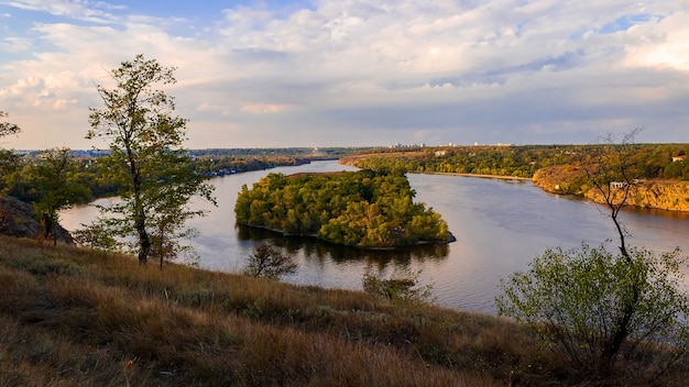 Paisaje con una isla en el río Dnieper, Zaporizhzhia, Ucrania