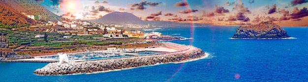 Paisaje de la isla de TenerifeOcéano y hermosa piedraPlaya de Garachico