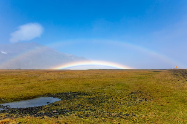 Paisaje islandés con doble arco iris